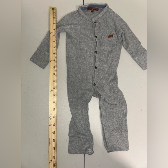 7 For All Mankind Baby Button Up One Piece Bodysuit 6-9 Month Grey Waffle Knit - Picture 6 of 6